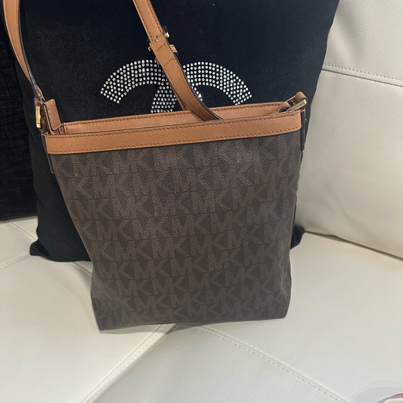 Michael Michael Kors
MORGAN MESSENGER IN SIGNATURE PRINT - Picture 6 of 15